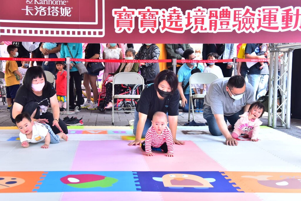 超過200位寶貝最萌開跑 體驗旱溪媽祖Q版倰轎腳 寶貝穿上媽祖的祝福 由樂成宮志工媽媽手縫｢旱溪媽祖遶境保庇衣