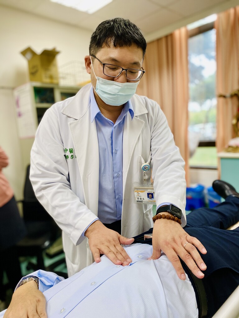 年節暴飲暴食引發腸胃不適 中醫師示範按摩腹部消脹氣