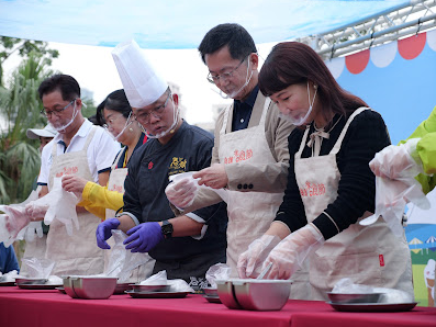 高雄米食節 蛇（什）麼都好吃 中央公園成為熱鬧的米食博覽會