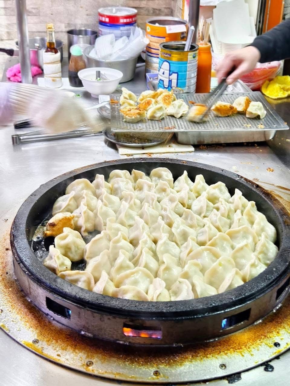 基隆巷弄飄香——東霖煎餃的極致酥脆美味